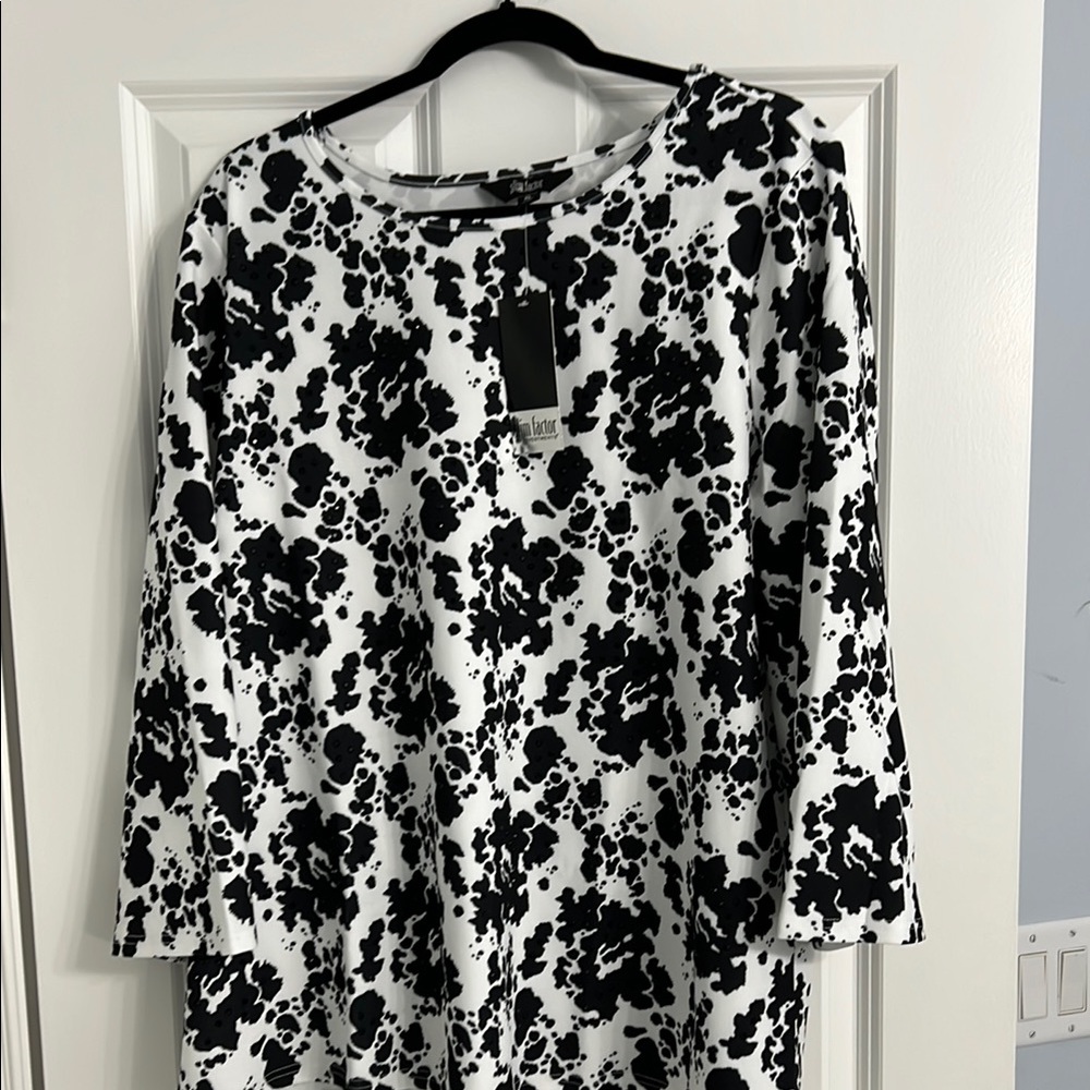Slim factor by Investments Black and White Patterned top